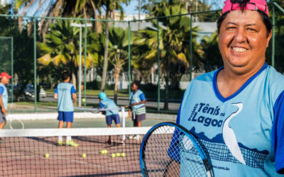 Professor cria projeto que ensina tênis para crianças carentes